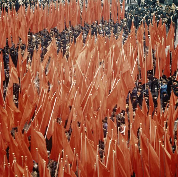 Демонстрация трудящихся на Красной площади в День празднования 59-ой годовщины Великой Октябрьской Социалистической революции, 1976 год - Sputnik Молдова