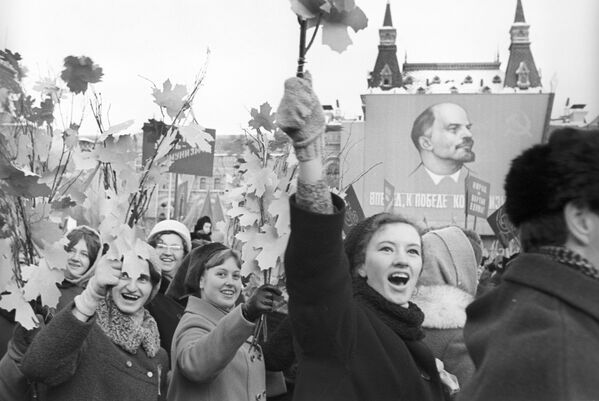 Празднование 52-ой годовщины Великой Октябрьской Социалистической революции на Красной площади, 1969 год - Sputnik Молдова