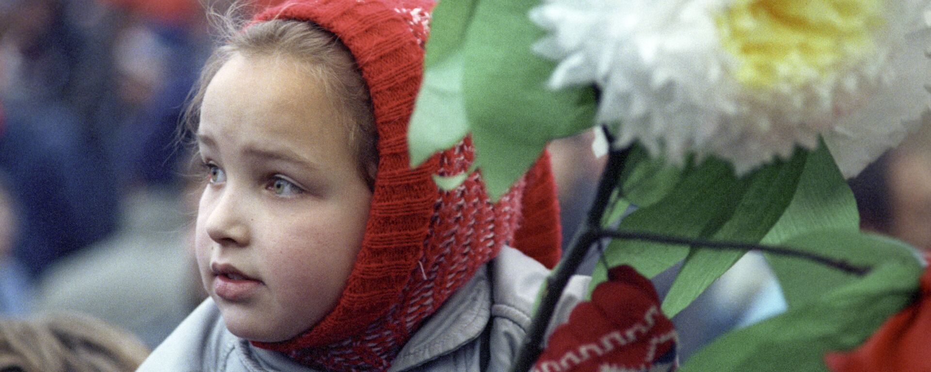 Девочка с цветами в колонне демонстрации трудящихся на Красной площади в день празднования 72-ой годовщины Великой Октябрьской социалистической революции, 1989 год - Sputnik Молдова, 1920, 06.02.2021