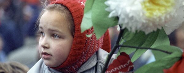 Девочка с цветами в колонне демонстрации трудящихся на Красной площади в день празднования 72-ой годовщины Великой Октябрьской социалистической революции, 1989 год - Sputnik Молдова