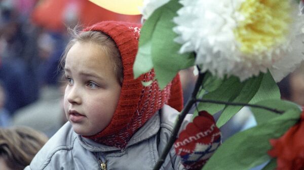 Девочка с цветами в колонне демонстрации трудящихся на Красной площади в день празднования 72-ой годовщины Великой Октябрьской социалистической революции, 1989 год - Sputnik Молдова