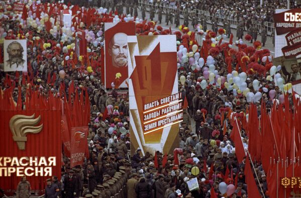 Демонстрация трудящихся на Красной площади, посвященная 72-й годовщине Великой Октябрьской Социалистической революции, 1989 год - Sputnik Молдова