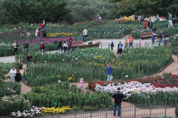 Посетители на открытии выставки Бал хризантем в Никитском ботаническом саду - Sputnik Молдова