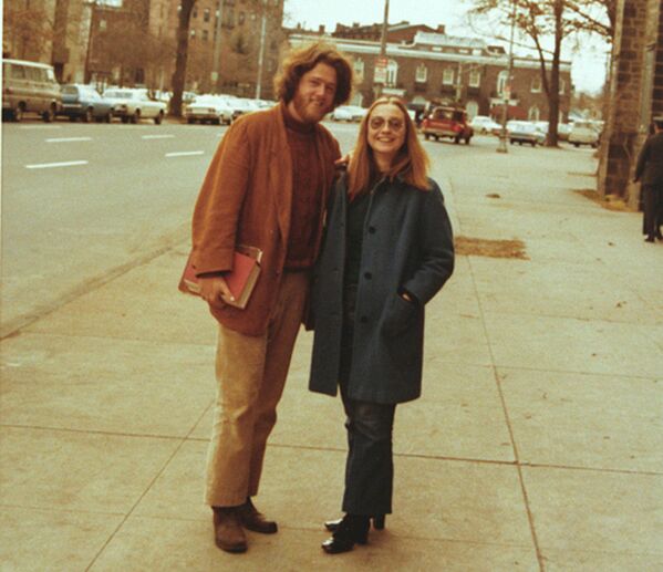 Хиллари с будущим супругом Биллом Клинтоном - Sputnik Молдова