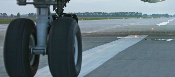 Архивное фото. Взлетно-посадочная полоса аэропорта и шасси самолета - Sputnik Молдова