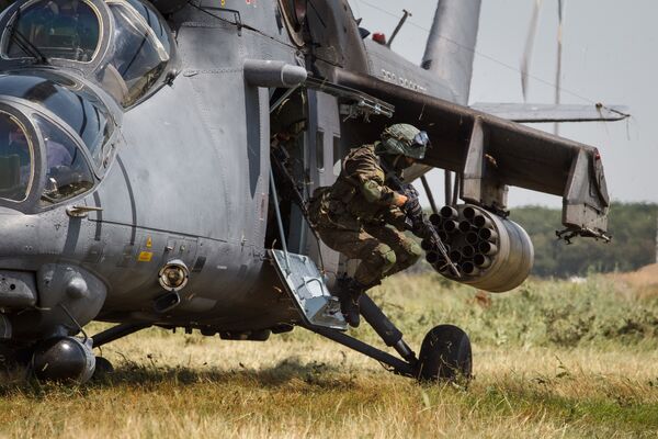 Учебно-тренировочные полеты вертолёта Ми-35М в Краснодарском крае - Sputnik Молдова
