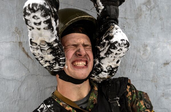 Всероссийские испытания на право ношения крапового берета среди военнослужащих внутренних войск МВД РФ - Sputnik Молдова