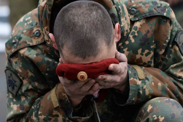 Испытания на право ношения крапового и зеленого берета среди военнослужащих Национальной гвардии РФ - Sputnik Молдова