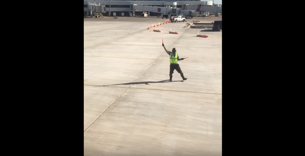 Работник аэропорта танцует на полосе - Sputnik Молдова