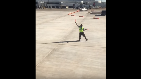 Работник аэропорта танцует на полосе - Sputnik Молдова