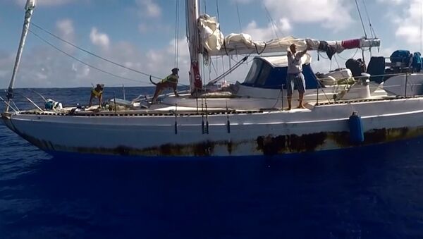 В Тихом океане спасли дрейфовавших 5 месяцев на яхте девушек, видео - Sputnik Молдова
