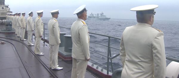 Моряки с борта эсминца наблюдали за парадом кораблей РФ и КНР во Владивостоке Моряки с борта эсминца наблюдали за парадом кораблей РФ и КНР во Владивостоке - Sputnik Молдова