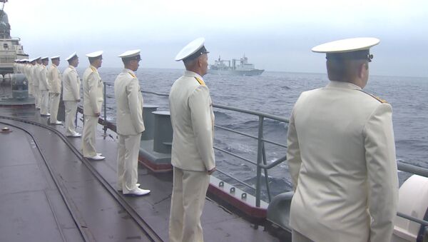 Моряки с борта эсминца наблюдали за парадом кораблей РФ и КНР во Владивостоке - Sputnik Молдова