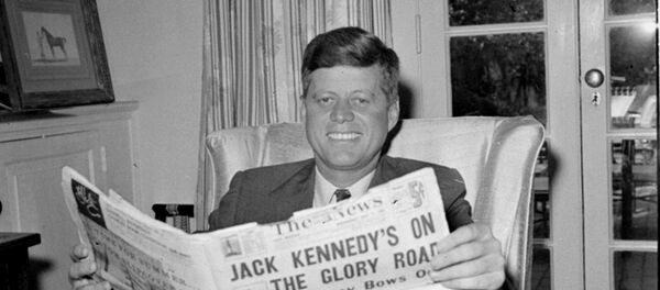 Sen. John F. Kennedy (D-MA) reads the daily newspaper accounts of his West Virginia election victory as he relaxes, May 11, 1960, in his Washington home. Kennedy defeated Sen. Hubert Humphrey (D-MN) in yesterday's presidential primary. Sen. John F. Kennedy (D-MA) reads the daily newspaper accounts of his West Virginia election victory as he relaxes, May 11, 1960, in his Washington home. Kennedy defeated Sen. Hubert Humphrey (D-MN) in yesterday's presidential primary. - Sputnik Moldova-România