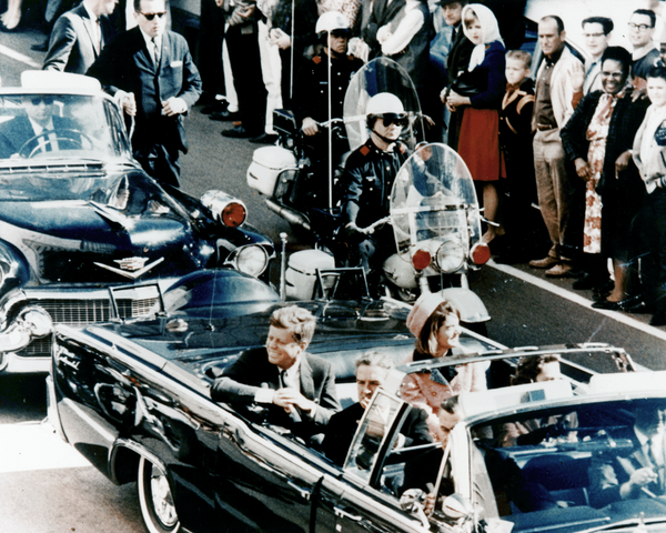 President Kennedy in the limousine in Dallas, Texas, on Main Street, minutes before the assassination. Also in the presidential limousine are Jackie Kennedy, Texas Governor John Connally, and his wife, Nellie President Kennedy in the limousine in Dallas, Texas, on Main Street, minutes before the assassination. Also in the presidential limousine are Jackie Kennedy, Texas Governor John Connally, and his wife, Nellie - Sputnik Moldova-România