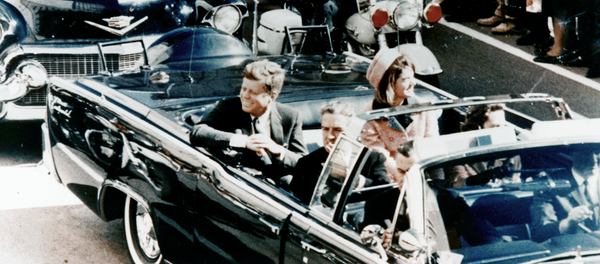 President Kennedy in the limousine in Dallas, Texas, on Main Street, minutes before the assassination. Also in the presidential limousine are Jackie Kennedy, Texas Governor John Connally, and his wife, Nellie President Kennedy in the limousine in Dallas, Texas, on Main Street, minutes before the assassination. Also in the presidential limousine are Jackie Kennedy, Texas Governor John Connally, and his wife, Nellie - Sputnik Moldova-România