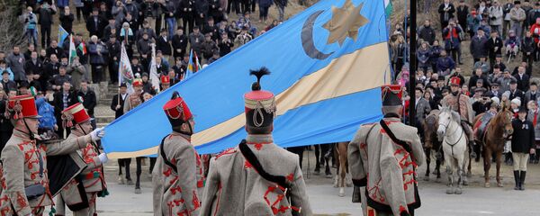 Etnicii maghiari purtând uniforme de epocă ridică steagul secuiesc - Sputnik Moldova