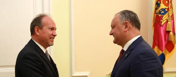 Președintele Igor Dodon și ambasadorul României în Republica Moldova Daniel Ioniță Președintele Igor Dodon și ambasadorul României în Republica Moldova Daniel Ioniță - Sputnik Moldova