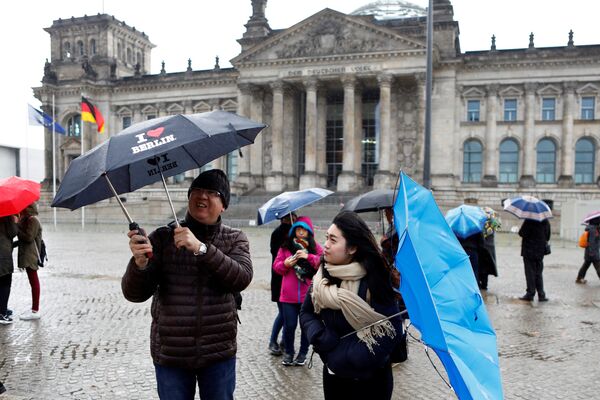 Люди в Берлине во время ураганного ветра - Sputnik Молдова