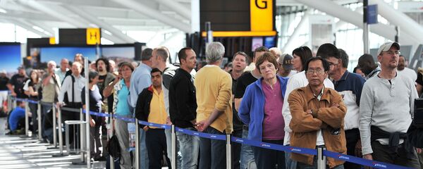 Passengers wait in line for delayed British Airways flights inside Heathrow Airport in London. (File) Passengers wait in line for delayed British Airways flights inside Heathrow Airport in London. (File) - Sputnik Moldova-România