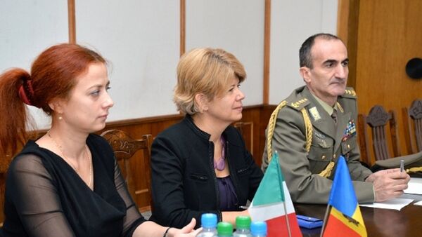 Ambasadoarea Italiei în Republica Moldova, Valeria Biagiotti, care l-a prezentat pe noul atașat italian în tara noastră, colonelul Andrea Tiveron - Sputnik Moldova