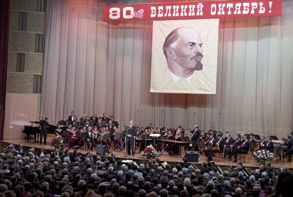 На торжественном вечере, посвященном 80-летию Великой Октябрьской социалистической революции. Парламентский центр. На торжественном вечере, посвященном 80-летию Великой Октябрьской социалистической революции. Парламентский центр. - Sputnik Молдова