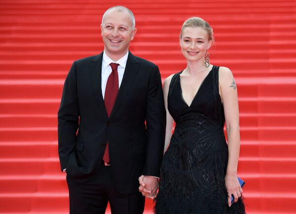 Актриса Оксана Акиньшина с супругом продюсером Арчилом Геловани - Sputnik Молдова