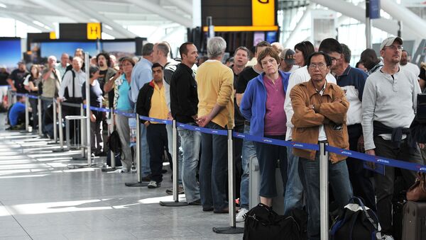 Passengers wait in line for delayed British Airways flights inside Heathrow Airport in London. (File) - Sputnik Moldova