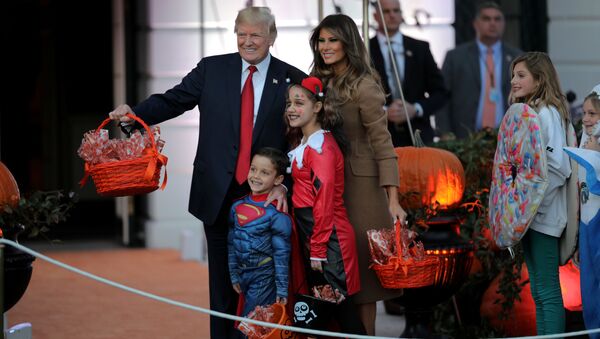 Президент США Дональд Трамп с женой Меланией на праздновании Хэллоуина в Белом доме в Вашингтоне - Sputnik Молдова