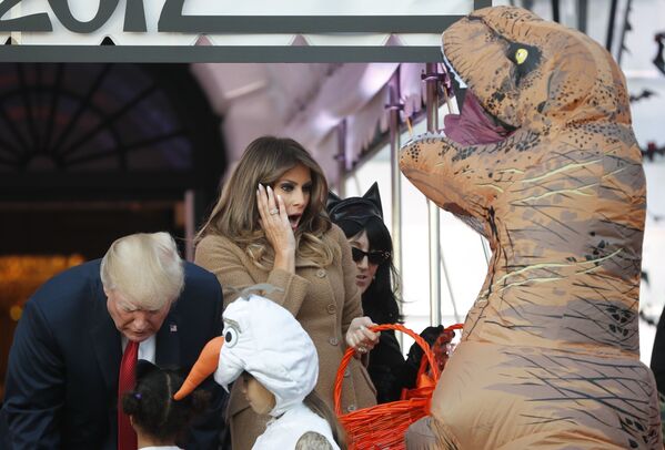 Президент США Дональд Трамп с женой Меланией на праздновании Хэллоуина в Белом доме в Вашингтоне - Sputnik Молдова