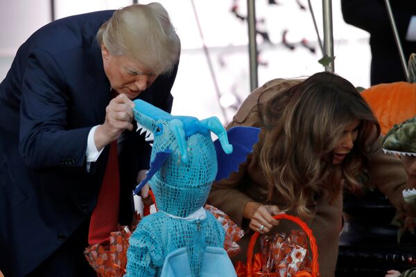 Президент США Дональд Трамп и первая леди Мелания Трамп раздают угощения детям в честь Хэллоуина в Белом доме, Вашингтон - Sputnik Молдова