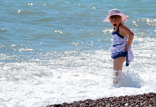 Девочка на пляже Алушты - Sputnik Молдова