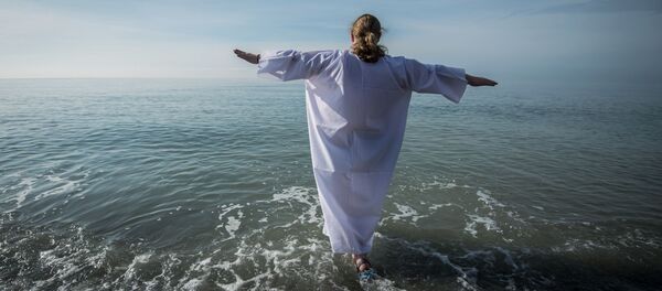 Священнослужитель участвует в крещенских купаниях в Черном море Священнослужитель участвует в крещенских купаниях в Черном море - Sputnik Молдова