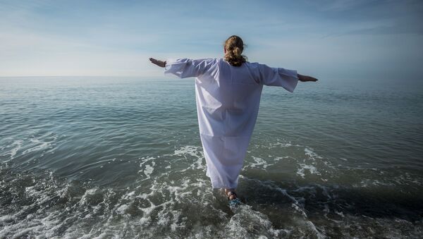 Священнослужитель участвует в крещенских купаниях в Черном море - Sputnik Молдова