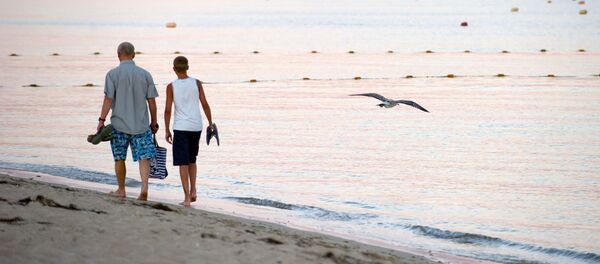 Отдыхающие на берегу Черного моря в Евпатории Отдыхающие на берегу Черного моря в Евпатории - Sputnik Молдова