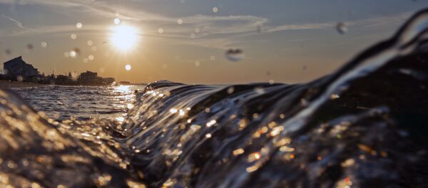 Волны Черного моря в поселке Прибрежный в Крыму - Sputnik Moldova-România