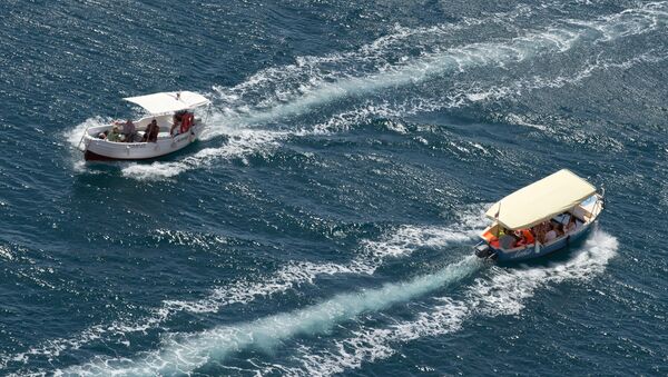 Прогулочные катера плывут по Черному морю в Балаклаве - Sputnik Moldova