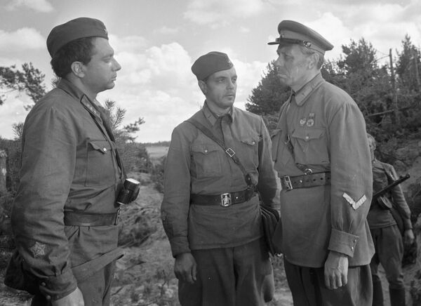 Народный артист СССР Анатолий Папанов (справа) и народный артист СССР Кирилл Лавров (в центре) в сцене из фильма Живые и мертвые  - Sputnik Молдова