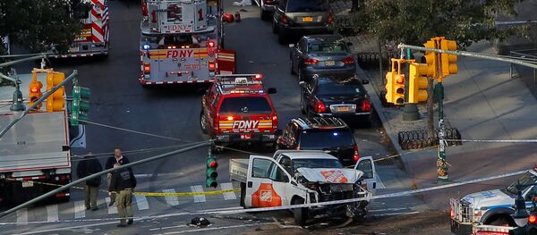 Police investigate a vehicle allegedly used in a ramming incident on the West Side Highway in Manhattan, New York, U.S., October 31, 2017. - Sputnik Молдова