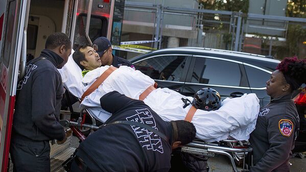 Сотрудники скорой помощи несут пострадавшего после наезда грузовика в Манхеттене, в Нью-Йорке - Sputnik Молдова
