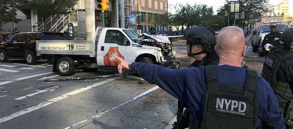 Anchetatori și polițiști la locul atacului comis de o camionetă pe pista de biciclete Anchetatori și polițiști la locul atacului comis de o camionetă pe pista de biciclete - Sputnik Moldova