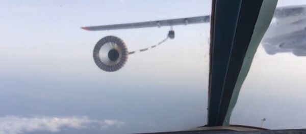 Дозаправка в воздухе бомбардировщиков Су-34 от самолетов-топливозаправщиков Ил-78 - Sputnik Молдова