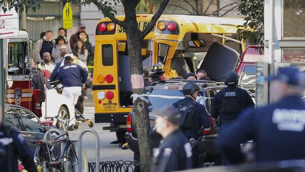 Поврежденный школьный автобус вследствие теракта в Нью-Йорке  - Sputnik Moldova-România