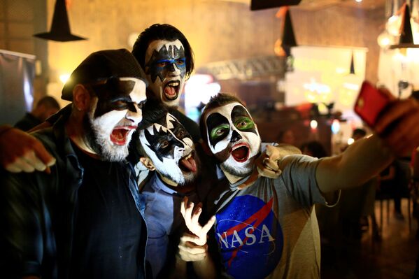 Жители Ирака тоже отмечали Хэллоуин. Правда, в таких костюмах по улицам они не гуляли. На фото - группа участников праздника в маскарадных костюмах в одном из кафе Багдада - Sputnik Молдова