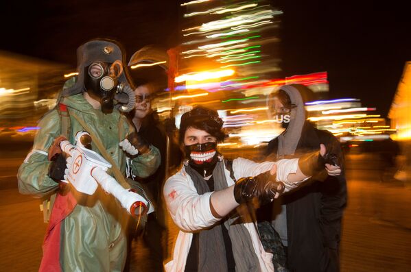 А вот белорусская молодежь не постеснялась выйти на улицы. Так одна из молодежных групп в маскарадных костюмах гуляла по улицам Минска, отмечая Хэллоуин - Sputnik Молдова