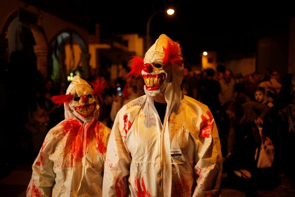 Ночь ужаса в день Хэллоуина в Испании уже тоже традиция - так праздник отмечали в окрестностях Чуррианы, недалеко от Малаги - Sputnik Молдова
