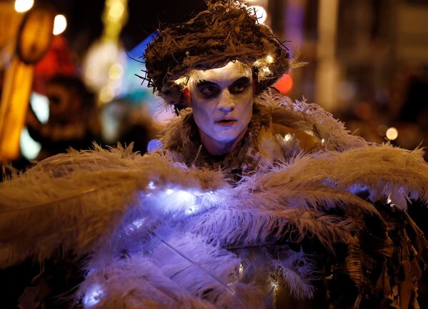 В честь праздника Хэллоуин в Ливерпуле, Великобритания, провели красочный карнавал фонарей - Sputnik Молдова