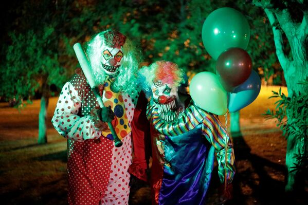 Участники вечеринки в честь праздника Хэллоуин в костюмах страшных клоунов в Сьюдад-Хуаресе, Мексика - Sputnik Молдова