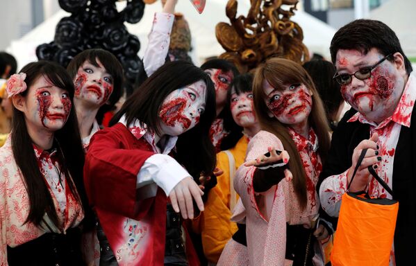Участники костюмированного представления, приуроченного к празднику Хэллоуин, в Кавасаки - к югу от Токио, Япония - Sputnik Молдова