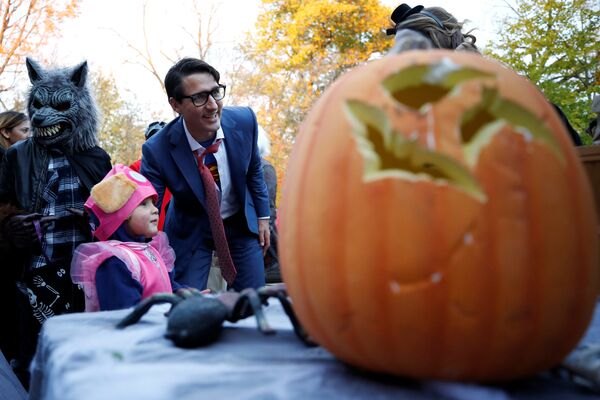 Премьер-министр Канады Джастин Трюдо вместе со своим сыном Адрианом участвуют в фестивале в честь праздника Хэллоуин в Оттаве, Онтарио - Sputnik Молдова
